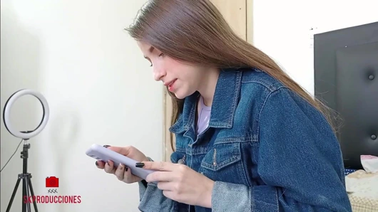 Üvey kardeşim önemli bir randevu için makyaj yapıyor ve ben ona boşalana kadar onu sert sikiyorum