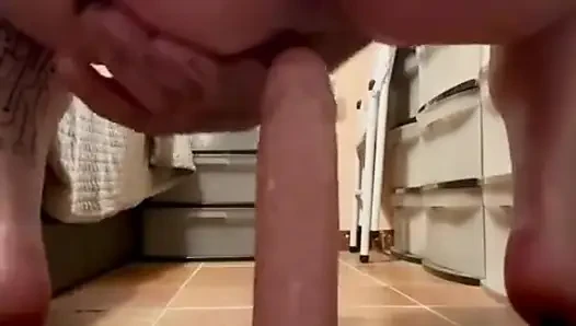 Tiffany'nin büyük bir dildoyla anal eğitimi