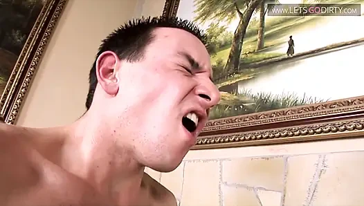 Cüce sert bir yarağı emiyor ve sonra yatakta sert sikişiyor