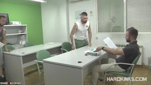 Hardkinks - bir profesör öğrencileri tarafından sikiliyor