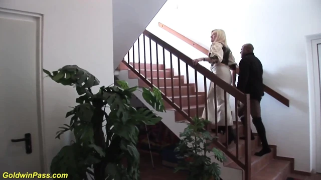 Aşırı büyük memeli Alman orta yaşlı seksi kadın Brezilyalı siyah canavar yarakla sert anal sikiliyor