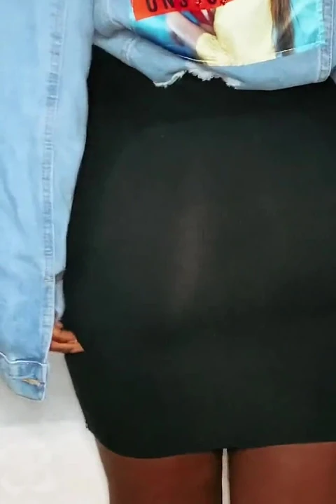 Сводная сестра жены говорит мне не использовать презерватив, она хочет почувствовать, что я кончаю в ней после шаловливого минета и скачки в позе наездницы