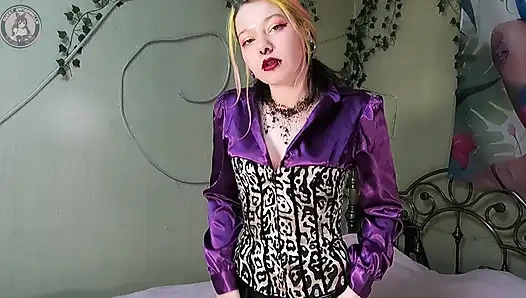Sticky göğsünün her yerine kırmızı ruj öpüyor