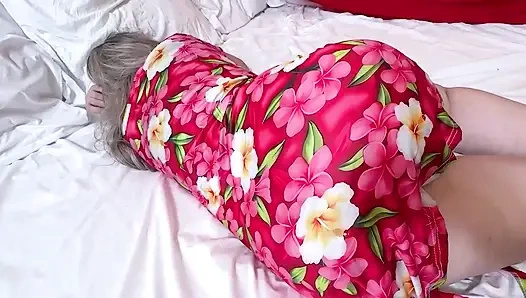 Büyük götlü üvey anne açgözlüce üvey oğlunun yarağını emiyor ve inleyene kadar götüyle penisini anal sikiyor