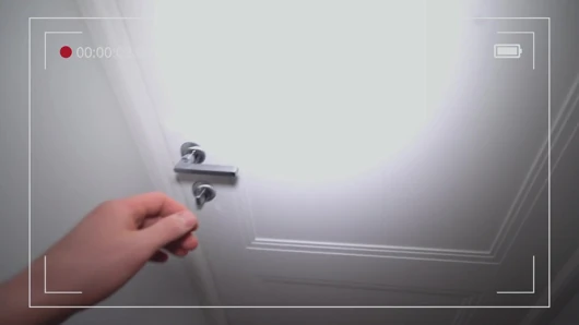Üvey erkek kardeş üvey kız kardeşlerini sikmek için geceleri gelmeyi seviyor