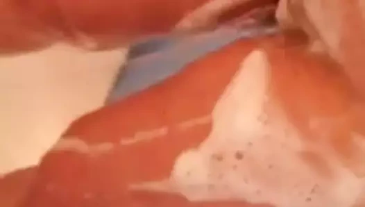 Duşta benim için kendine işedi!