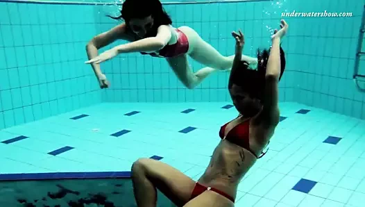 lezbiyen eğlence sualtı ve çıplak soyunma