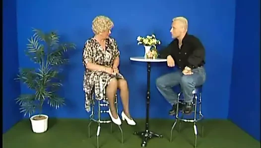 Yaşlı kadının kahrolası dağınık olur