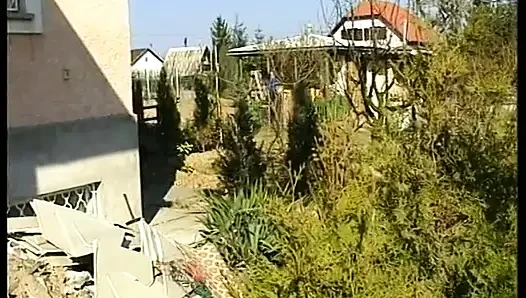 İç çamaşırlı siyah saçlı genç kaltak amcığını parçalıyor