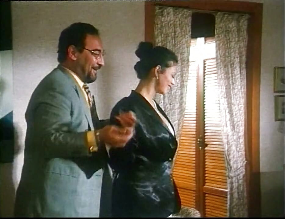 Fantastik seksi psikolog azgın müşteri tarafından götten sikiliyor ve eline boşalıyor