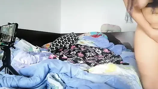 Amatör evli kadın orgazm olana kadar amında parmaklarıyla mastürbasyon yapıyor