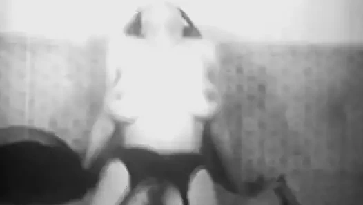 Çarpıcı busty bebek bir striptiz dansları (1960'larda vintage)