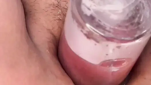 Yakın çekim aşırı anal ve amcık pompalama. En sevdiğim cam oyuncakla esnetiyorum.