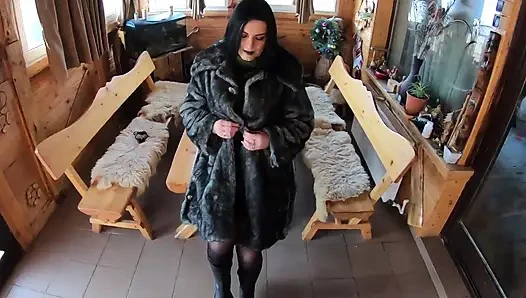 Zarif kürk kaplı sürtük ahşap masada sikiliyor ve iki kez dölle kaplanıyor