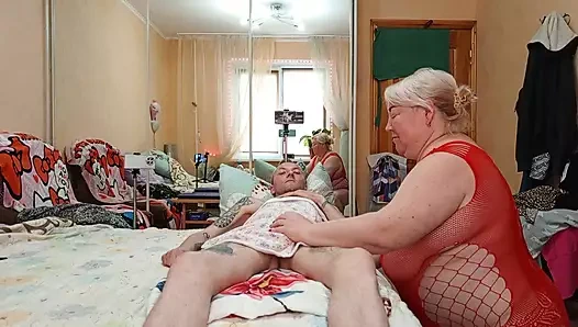 Döle aç kayınvalide yumurtaları boşaltıyor ve kalın döl yutuyor