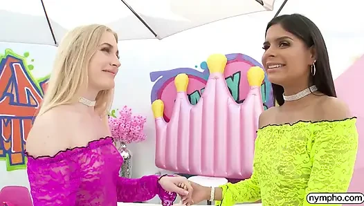 Emma ve Katya tatlı kızlarını yarrak paylaşıyor