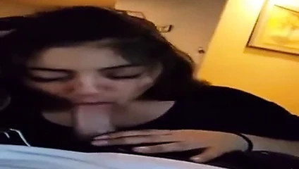 Orta yaşlı seksi kadın gırtlağına kadar alıyor