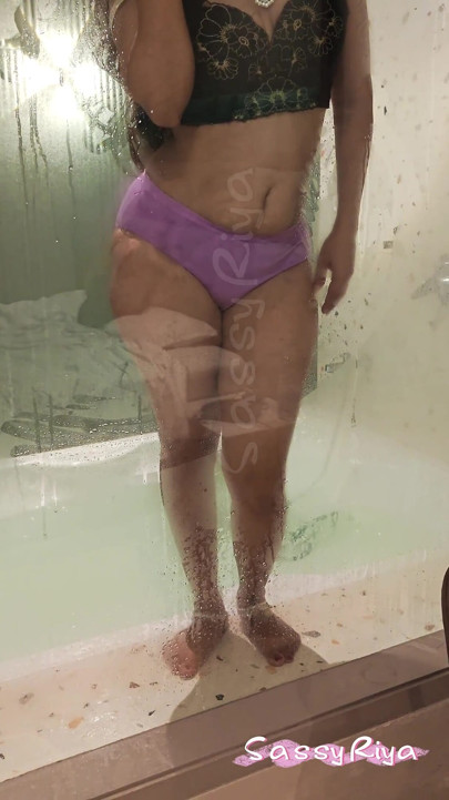 Şımarık riya banyoda seksi vücut için hazır