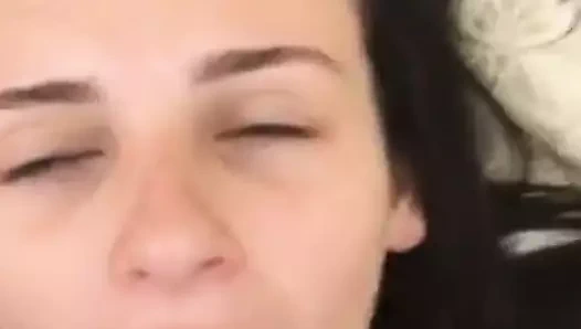 Ailesi evde değilken güzel kız arkadaşını odada becerdi