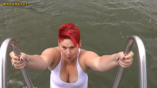 Annadevot - gölde beyaz mayoyla