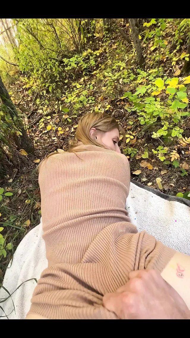 Yabancı beni ormanda yakaladı ve dölledi