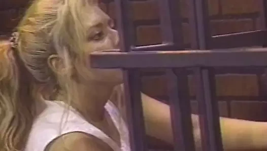 Muhteşem sarışın sürtük bağlı ve harekete hazır