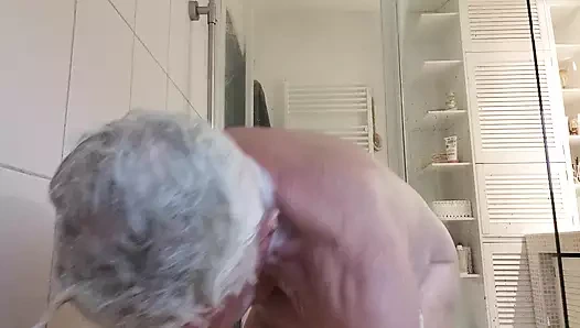 Yaşlı adam göt deliğini parmaklıyor