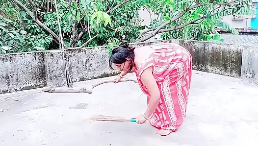 Pati ke bahar jane ke baad Bhabhi ne naya brah lene ke bahane ghar me bula kar kiya sex