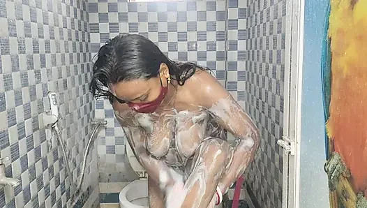 Köylü ateşli yengenin banyo gösterisi