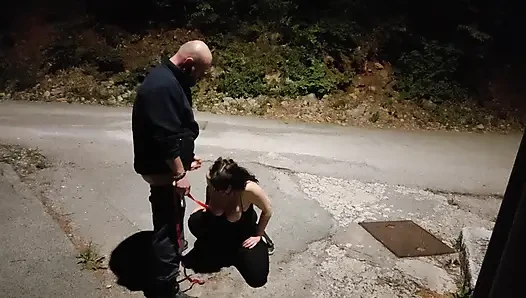 Kocam arkadaşlarının yarağını emmeme izin veriyor. Daha fazlasını istiyorum.