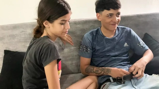 Игра дома с моей сводной сестрой заканчивается трахом