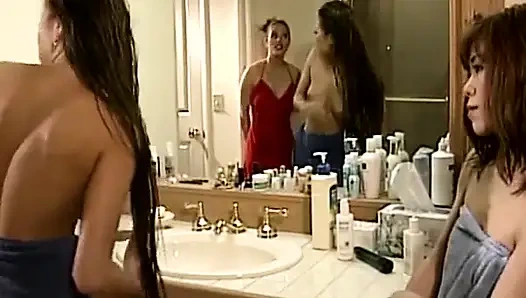 Fransa'dan bu Asyalı lezbiyen erkek arkadaşıyla oynamayı seviyor