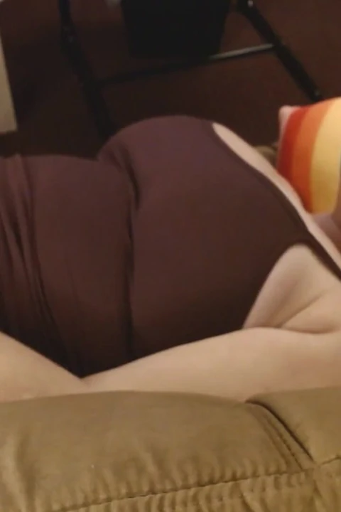 Yorgun orta yaşlı seksi kadın kanepede esniyor