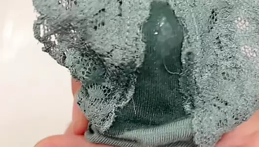 Tahrik olmuş evli kadın duş aldıktan sonra ıslak külotunu benim için bıraktı ve onu sikmeden önce külotuna boşalmaktan zevk aldım