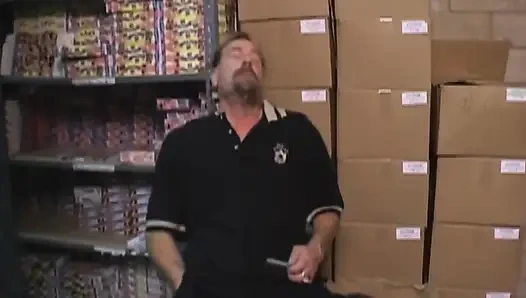 Depo sürtüğü kalın yarağa biniyor ıslak