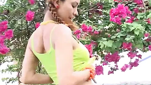 Serena 18 solo genç kız açık havada mastürbasyon yapıyor