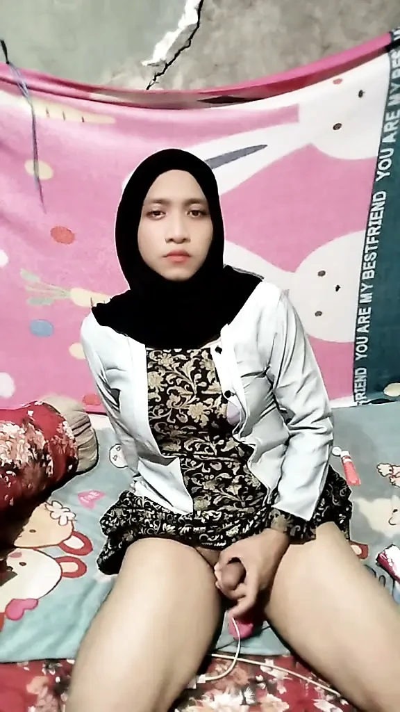 Kebaya giymiş güzel sarışın Kondangan'a Geri Dönüyor
