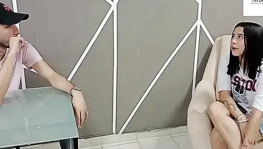 Azgın üvey babam her zaman yarağını emmek için bahane arıyor çünkü çok ateşli - tam hikaye