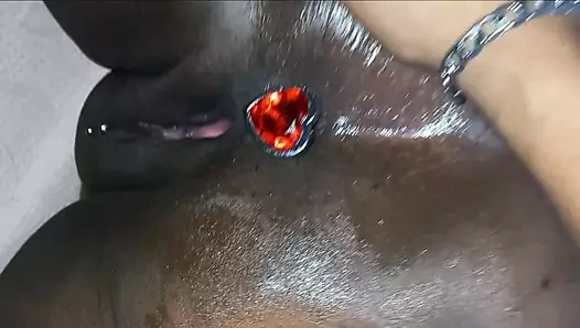 Evde yalnızım ve üvey erkek kardeşim büyük göğüslerimi sağıyor