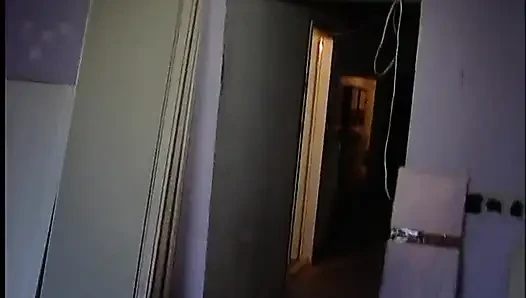 Amatör esmer genç kız büyük yarağı emiyor ve domalarak sikiliyor