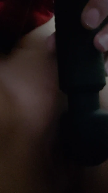 Трахаю пальцами мою тугую киску