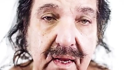 Ron Jeremy bir yıkım topunun üzerinde