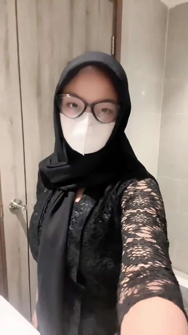 Seksi Beyaz Kebaya Hijablı Kız Tuvalette Oynuyor, Ta Ki Sıçrayana Kadar