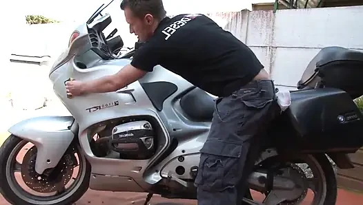 Azgın esmer motosiklette sikiliyor