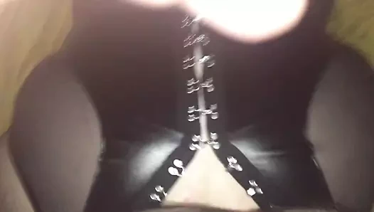 İri güzel kadın giyiniyor