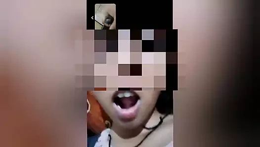 Hintli yenge kraliçe evli kadın büyük memelerini sikiyor