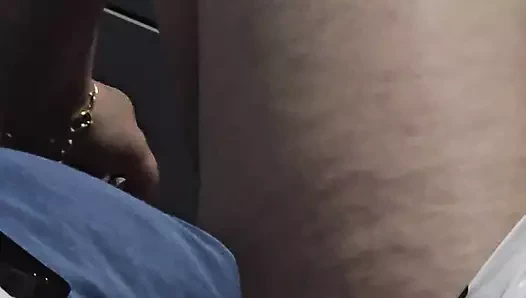 Üvey anne üvey oğlunun odasında ayaklarına tırnaklarını yapıyor