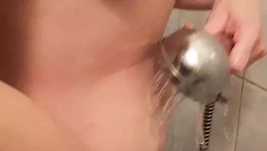 Kıllı piliç anal seksten sonra duş alıyor ve sular altında olan götünden sperm yıkıyor