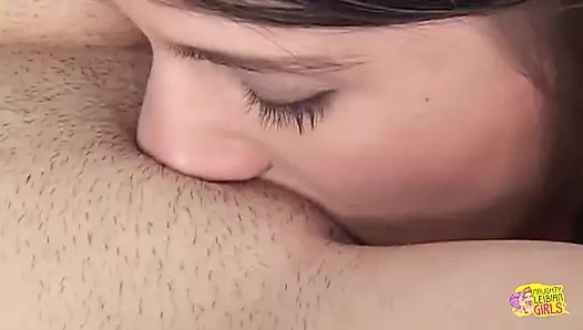 İnce lezbiyen ateşli kızlar damlayan amcıklarını yemeden önce birbirlerinin göğüslerini emiyor