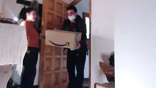 Teslimatçı bir yabancıdan yoğun bir oral seks alır